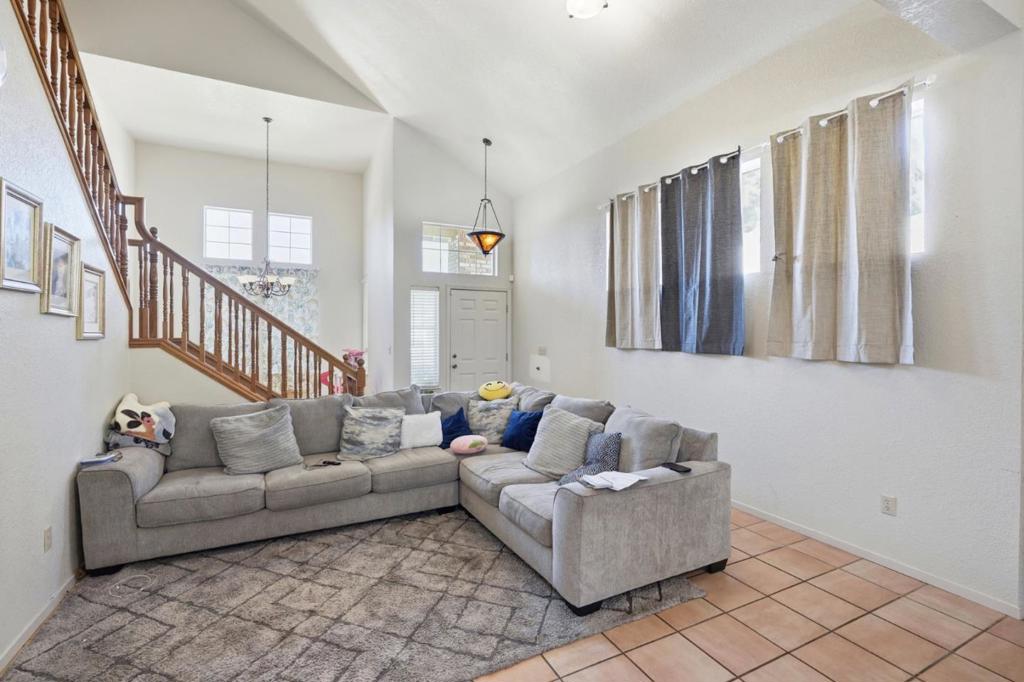 725 Everest St, Los Banos, CA 93635