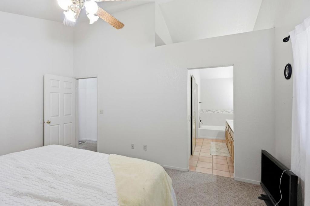 725 Everest St, Los Banos, CA 93635