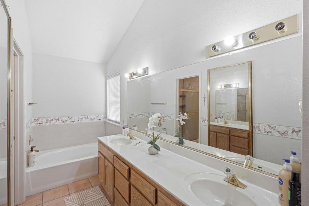 725 Everest St, Los Banos, CA 93635