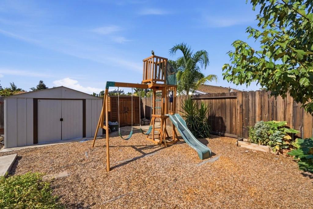 865 Locust Ave, Manteca, CA 95337