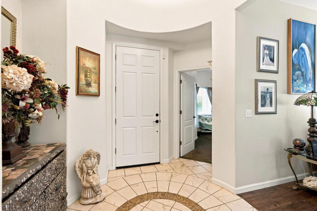 647 Elmwood Dr, Los Banos, CA 93635