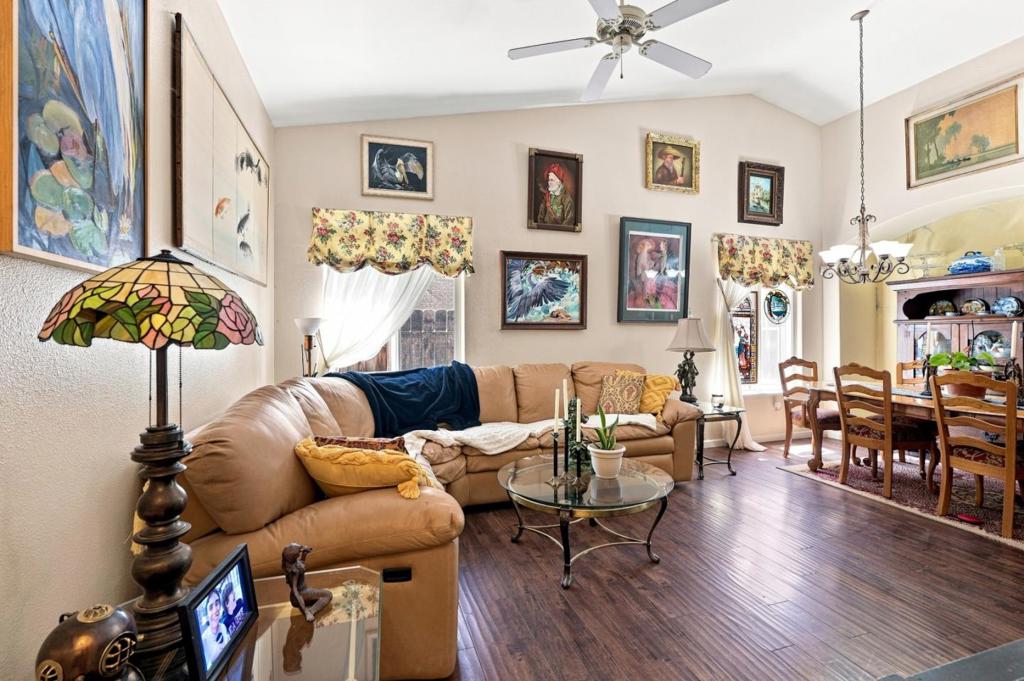 647 Elmwood Dr, Los Banos, CA 93635