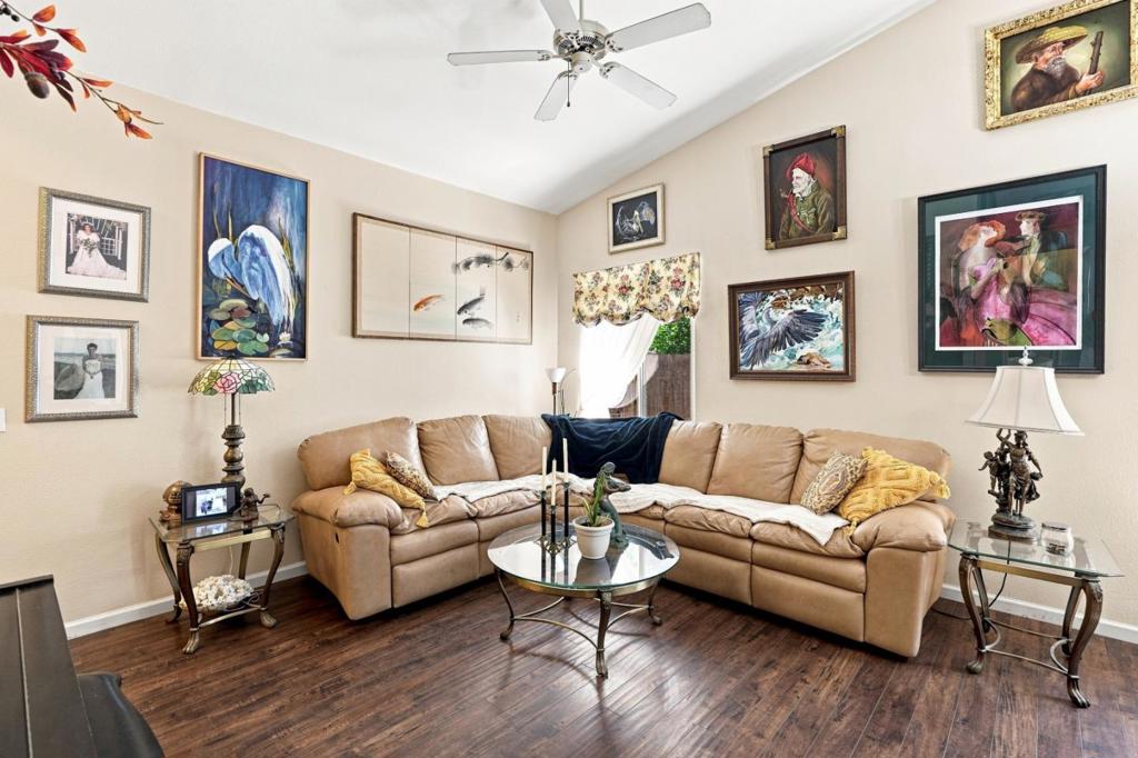 647 Elmwood Dr, Los Banos, CA 93635