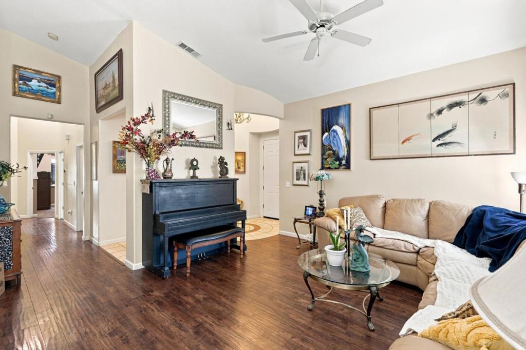 647 Elmwood Dr, Los Banos, CA 93635