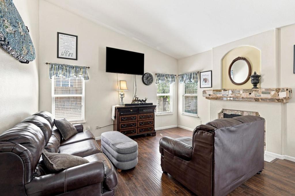 647 Elmwood Dr, Los Banos, CA 93635