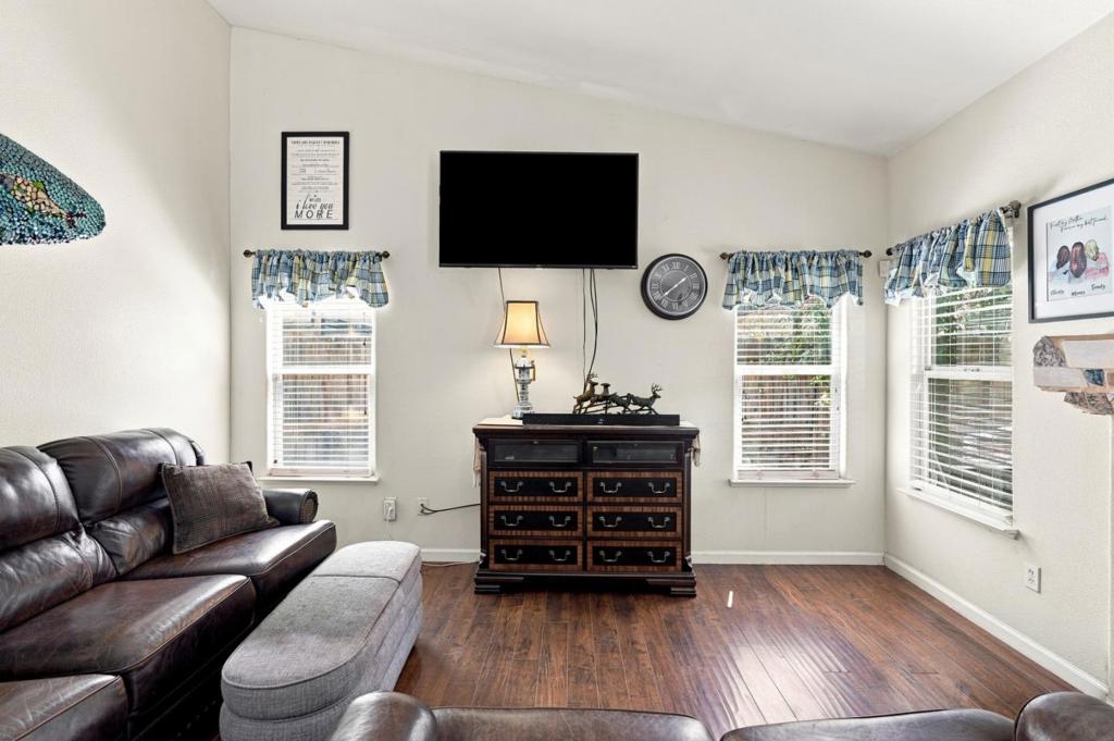 647 Elmwood Dr, Los Banos, CA 93635