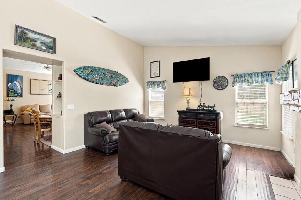 647 Elmwood Dr, Los Banos, CA 93635