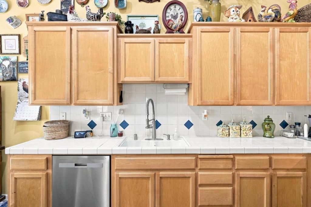 647 Elmwood Dr, Los Banos, CA 93635