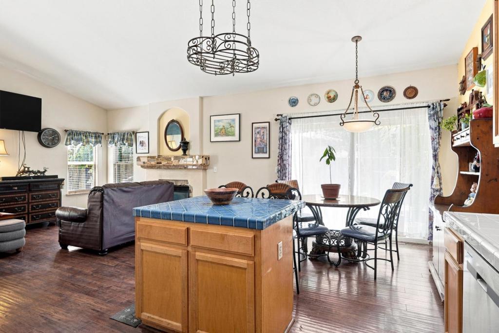 647 Elmwood Dr, Los Banos, CA 93635