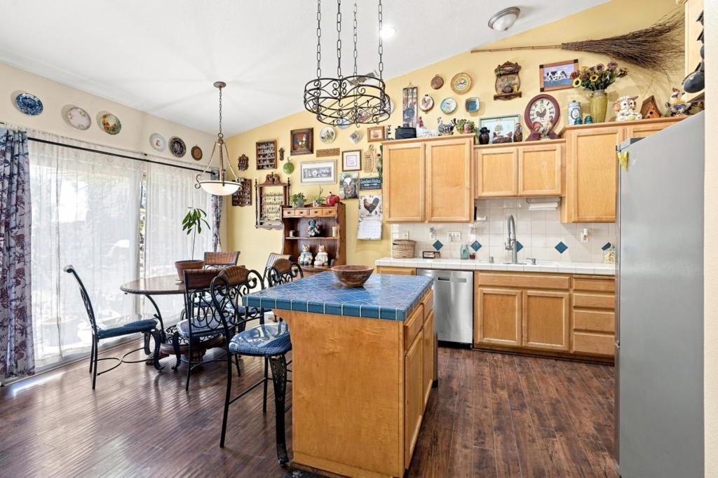 647 Elmwood Dr, Los Banos, CA 93635