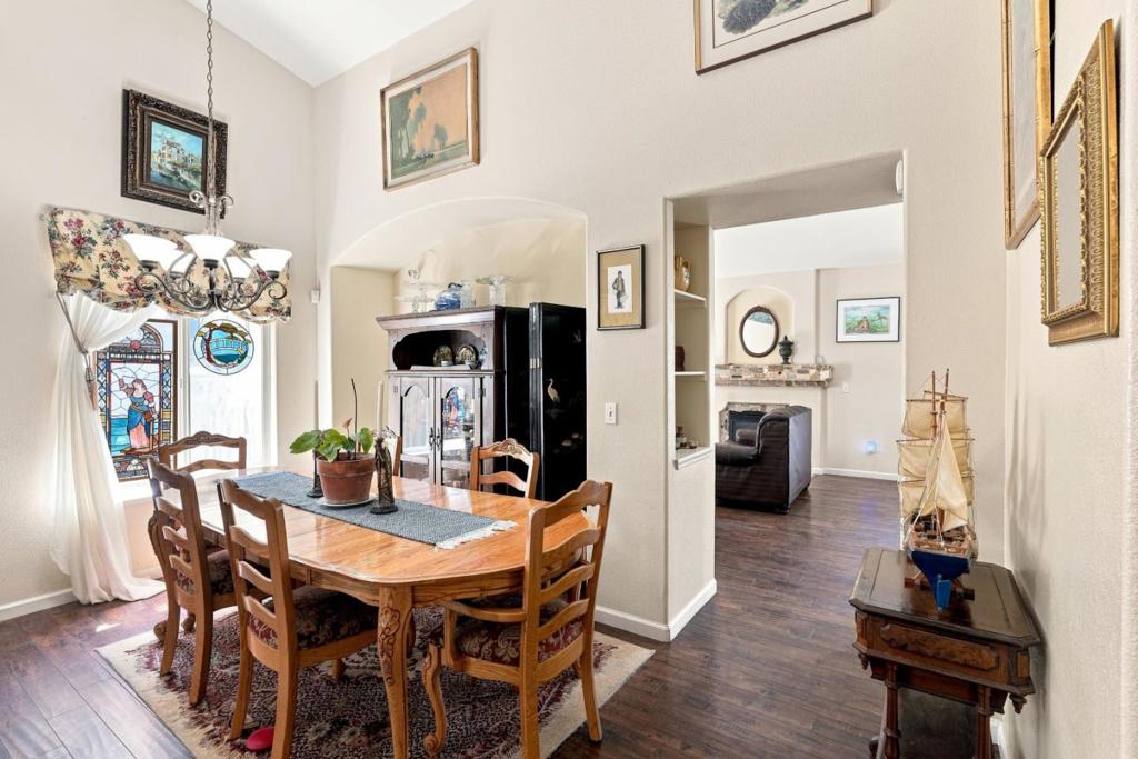 647 Elmwood Dr, Los Banos, CA 93635