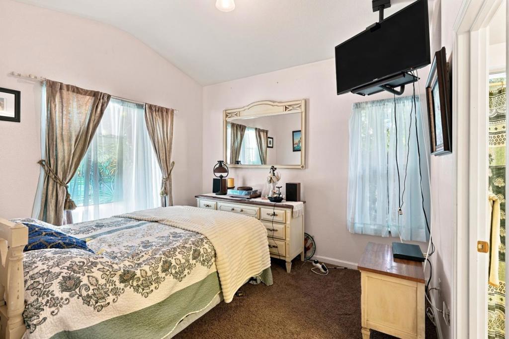 647 Elmwood Dr, Los Banos, CA 93635