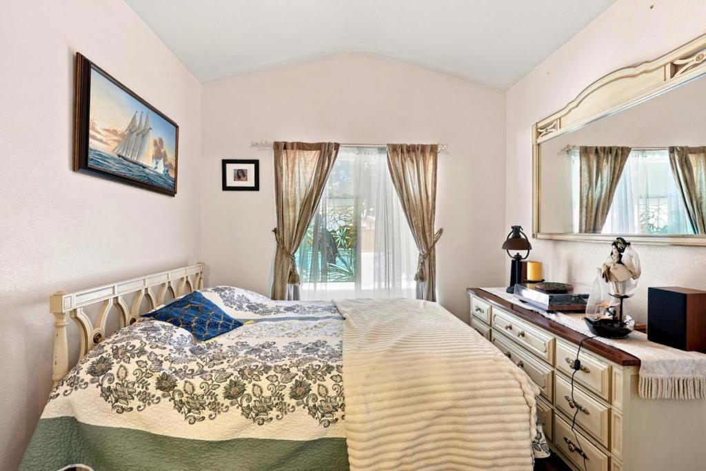 647 Elmwood Dr, Los Banos, CA 93635