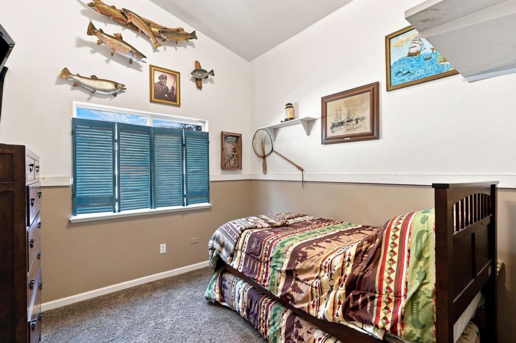 647 Elmwood Dr, Los Banos, CA 93635