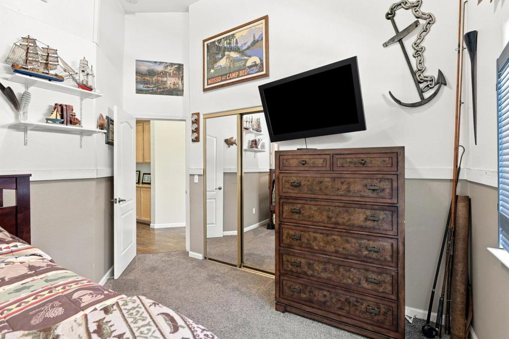647 Elmwood Dr, Los Banos, CA 93635