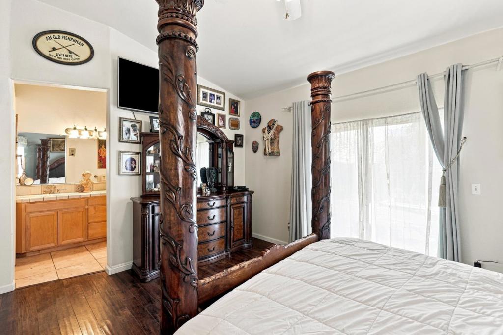 647 Elmwood Dr, Los Banos, CA 93635
