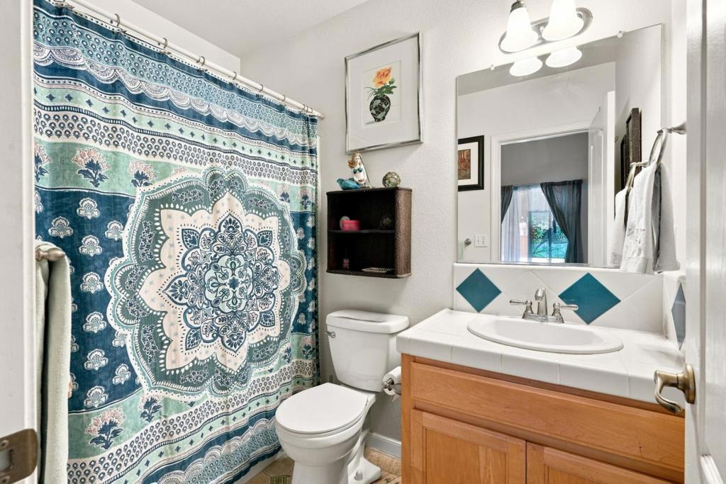 647 Elmwood Dr, Los Banos, CA 93635