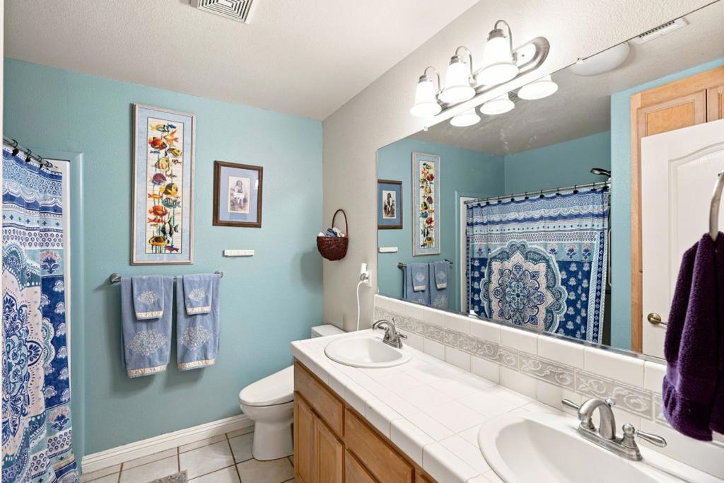 647 Elmwood Dr, Los Banos, CA 93635