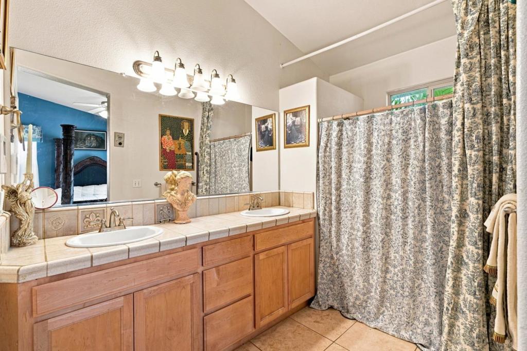 647 Elmwood Dr, Los Banos, CA 93635