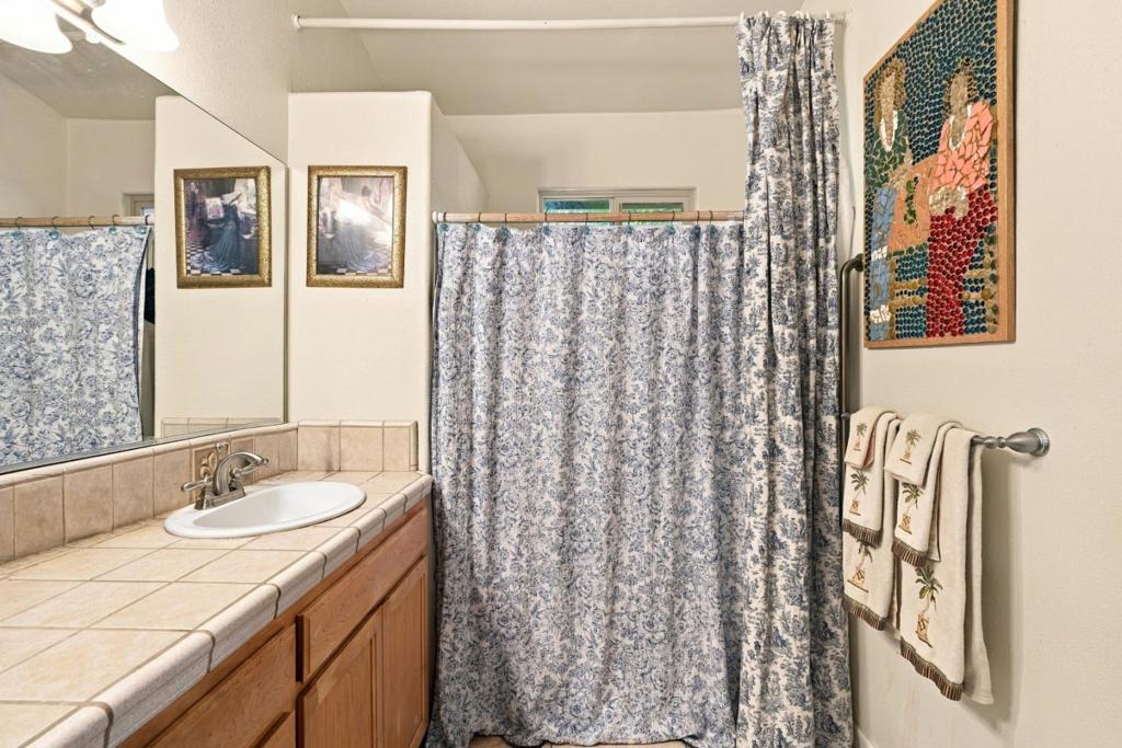 647 Elmwood Dr, Los Banos, CA 93635