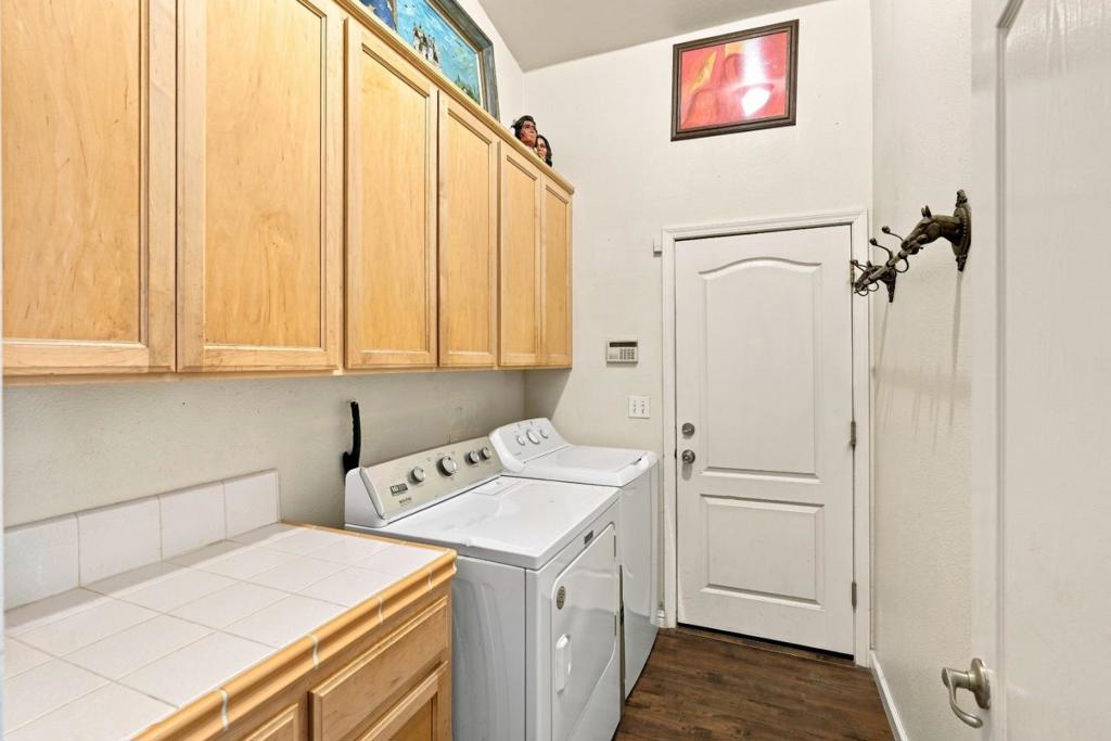647 Elmwood Dr, Los Banos, CA 93635