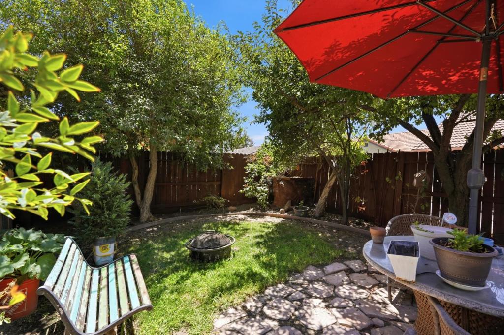 647 Elmwood Dr, Los Banos, CA 93635