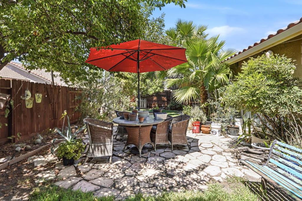 647 Elmwood Dr, Los Banos, CA 93635
