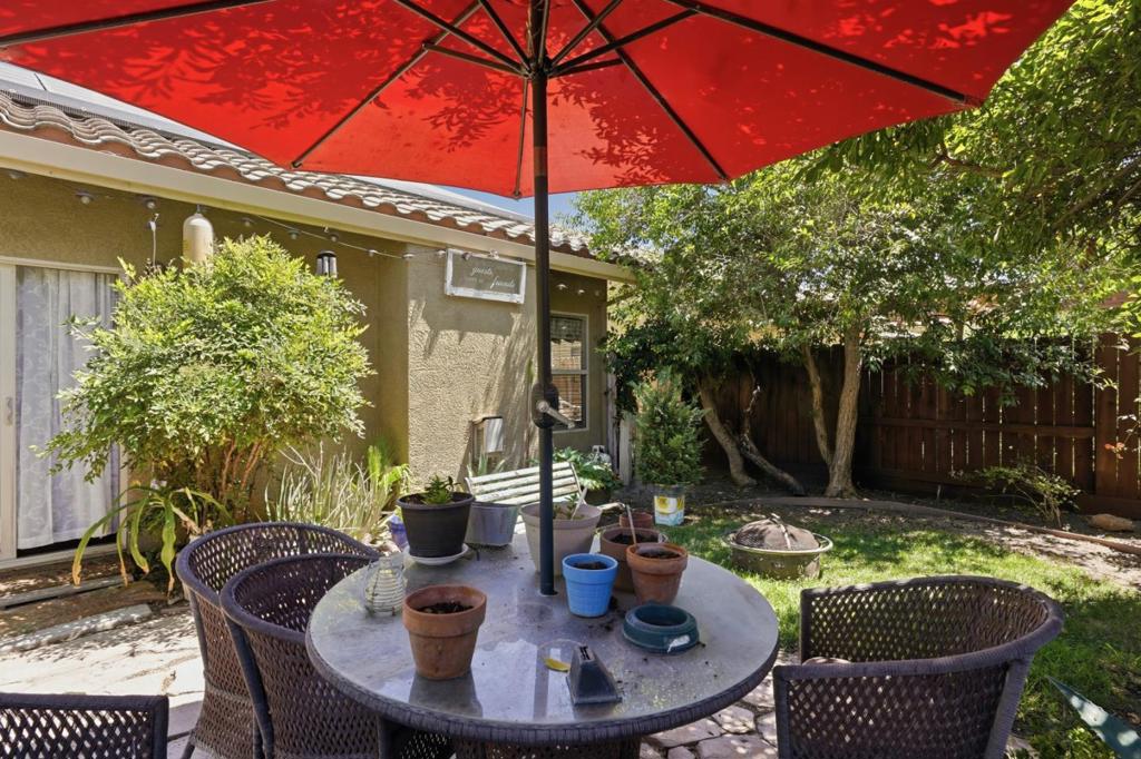 647 Elmwood Dr, Los Banos, CA 93635