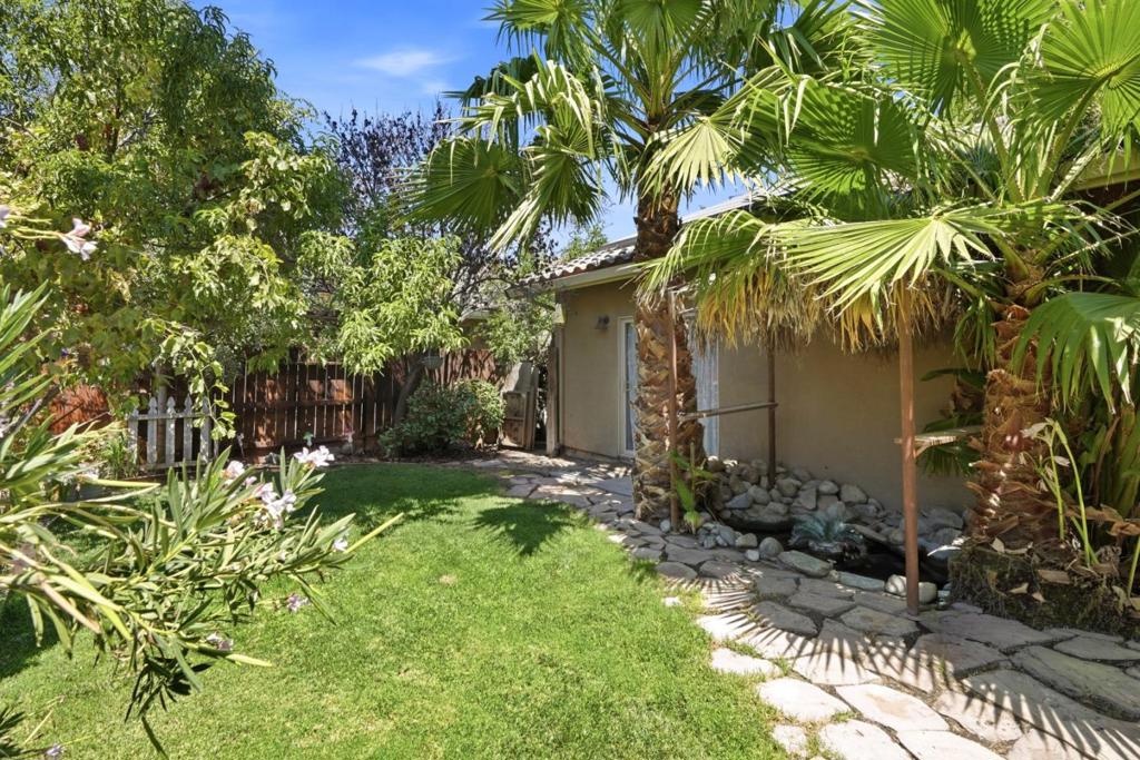 647 Elmwood Dr, Los Banos, CA 93635