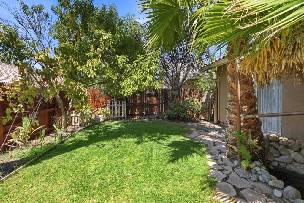 647 Elmwood Dr, Los Banos, CA 93635