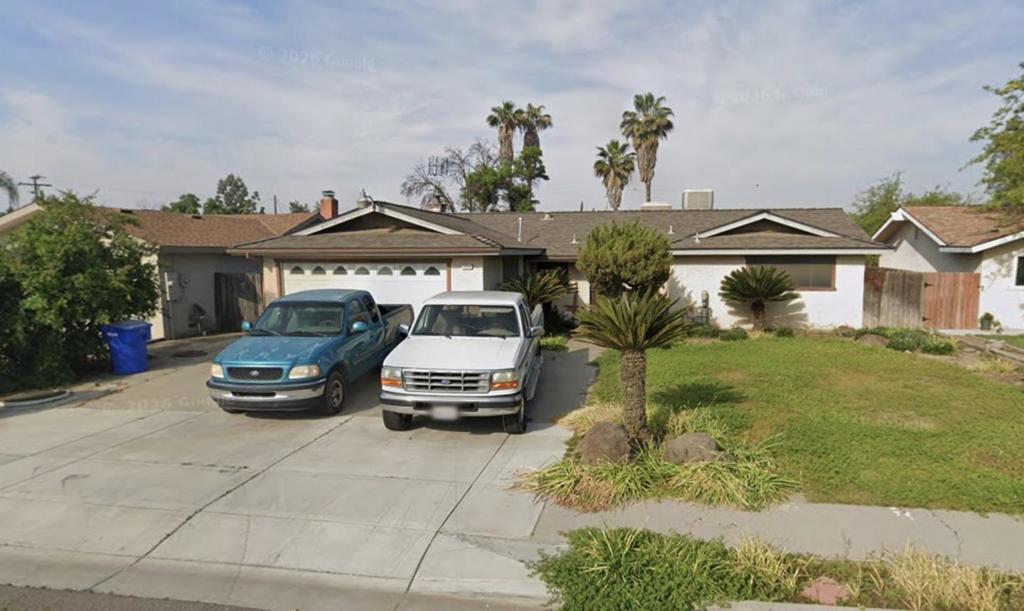 1080 Whitney Dr, Hanford, CA 93230