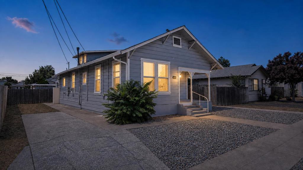 334 S 2nd Ave, Oakdale, CA 95361