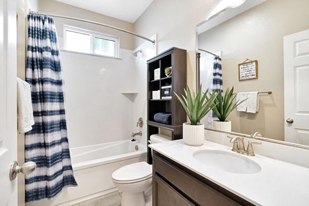 1596 Manzanita Way, Los Banos, CA 93635