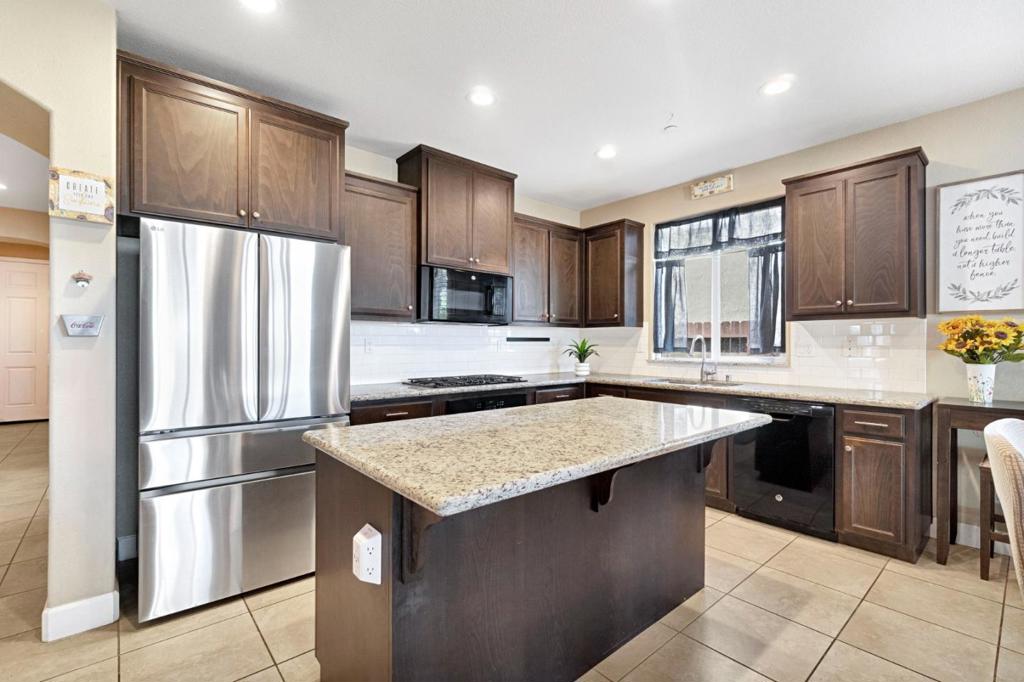 1596 Manzanita Way, Los Banos, CA 93635