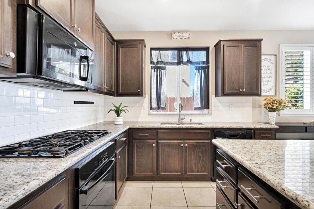 1596 Manzanita Way, Los Banos, CA 93635