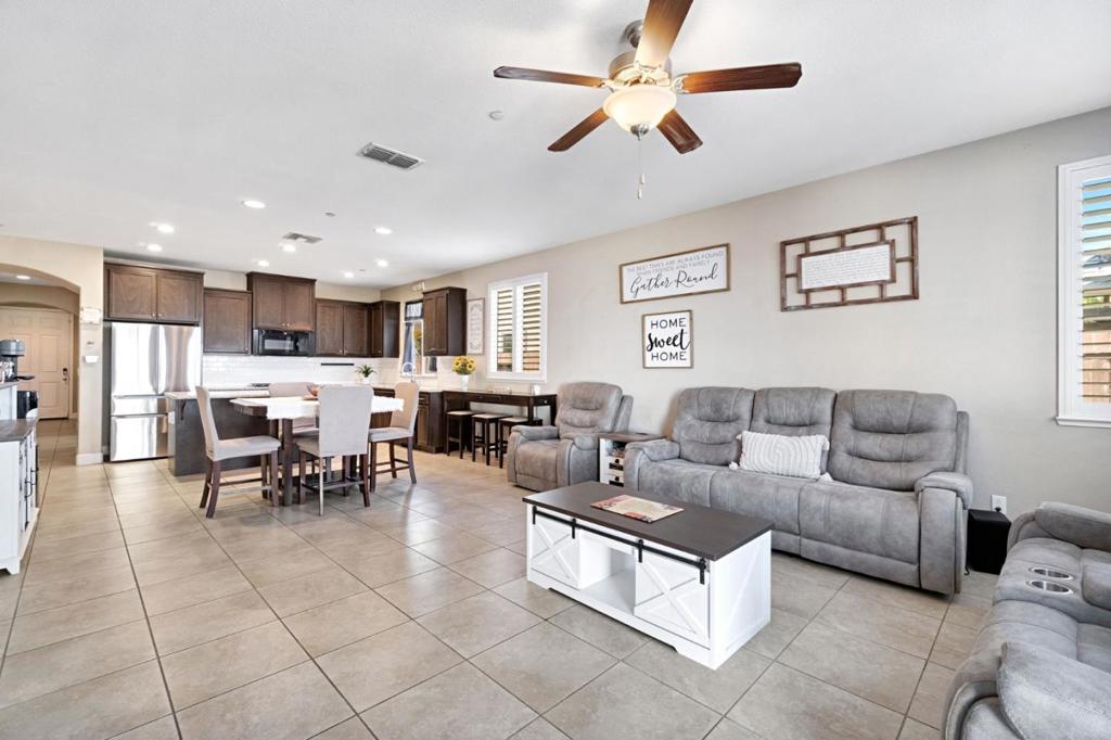 1596 Manzanita Way, Los Banos, CA 93635