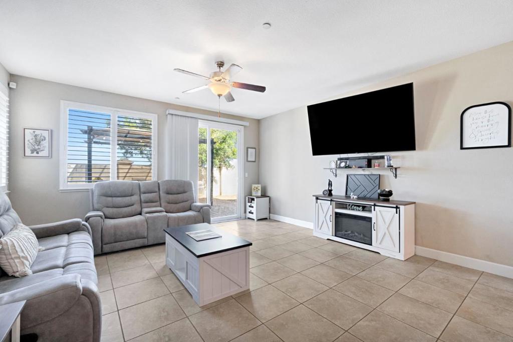 1596 Manzanita Way, Los Banos, CA 93635