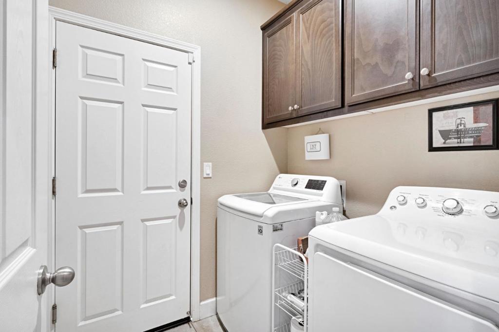 1596 Manzanita Way, Los Banos, CA 93635