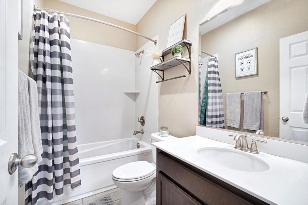 1596 Manzanita Way, Los Banos, CA 93635