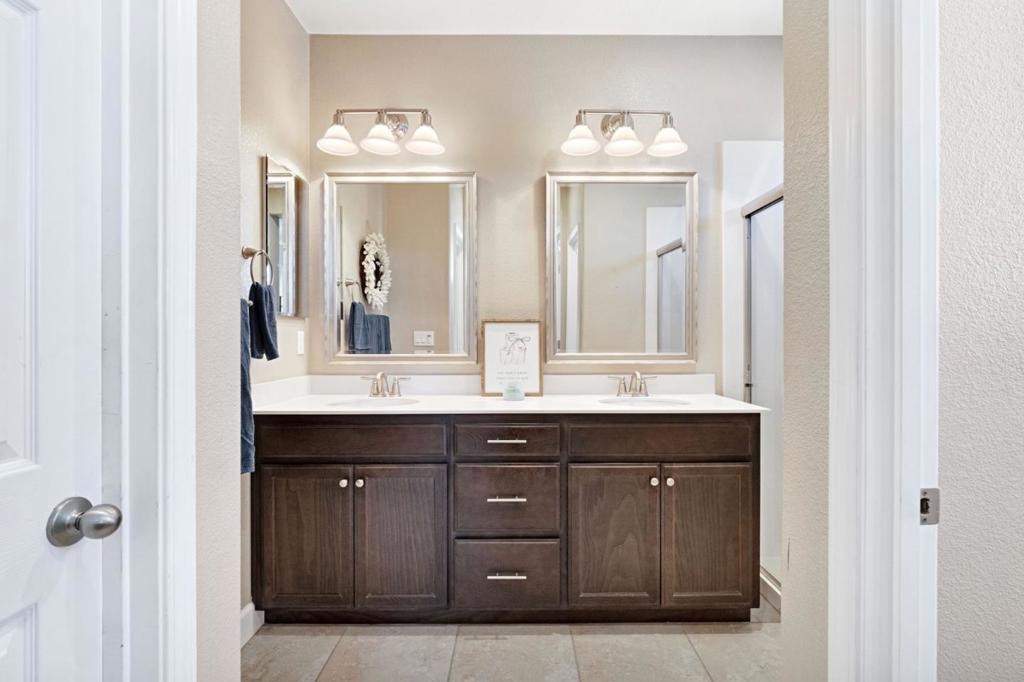 1596 Manzanita Way, Los Banos, CA 93635