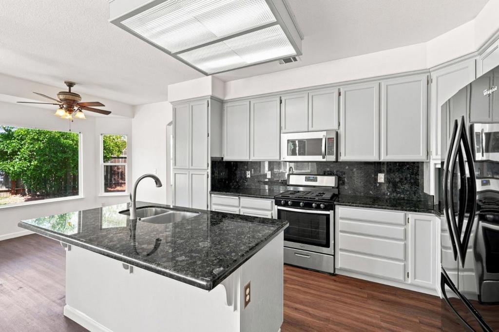 1901 Lauritson Ln, Manteca, CA 95336