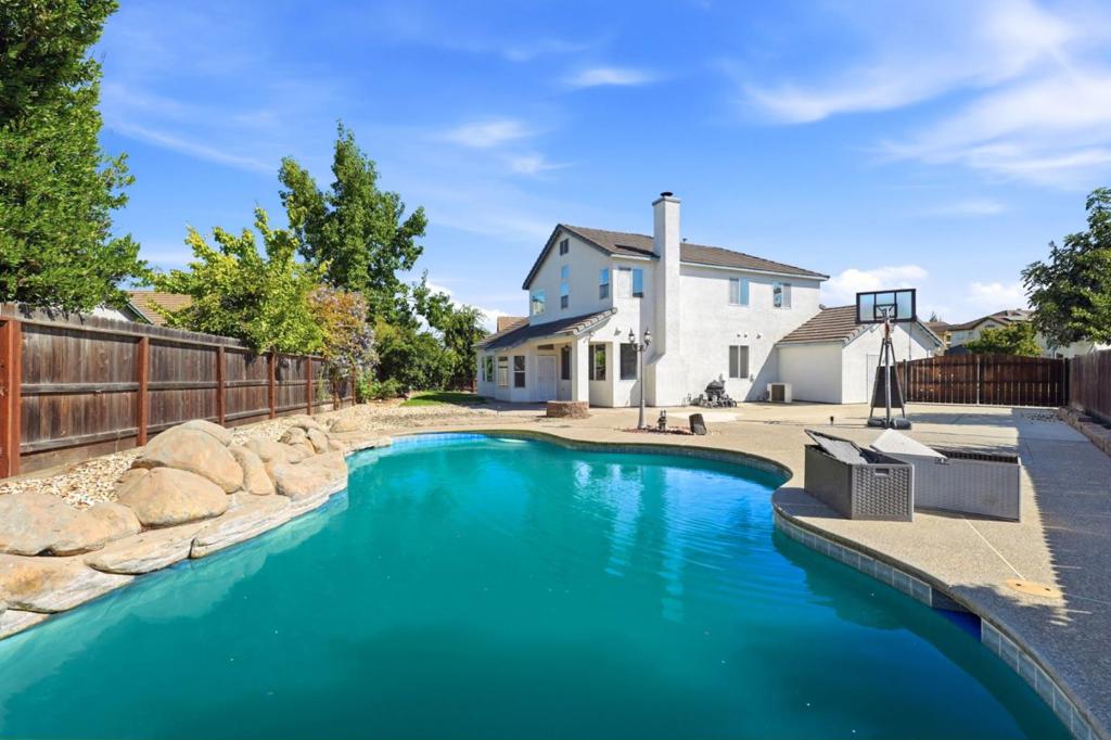 1901 Lauritson Ln, Manteca, CA 95336
