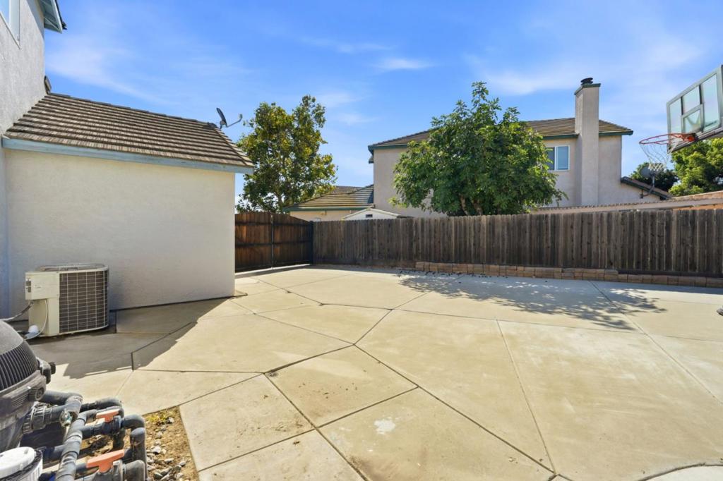 1901 Lauritson Ln, Manteca, CA 95336