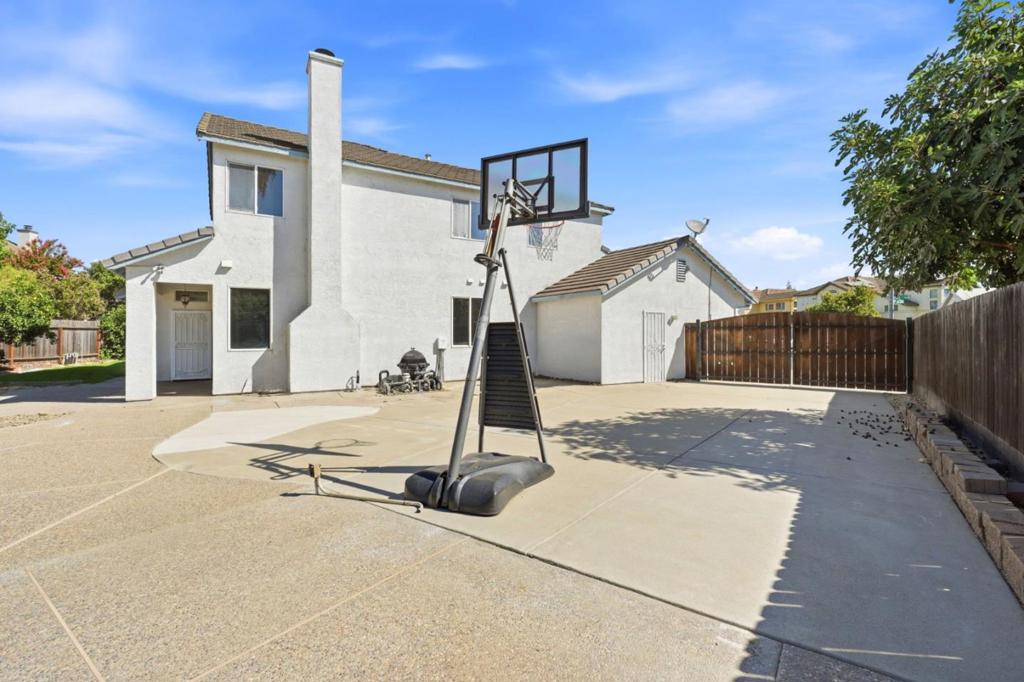 1901 Lauritson Ln, Manteca, CA 95336