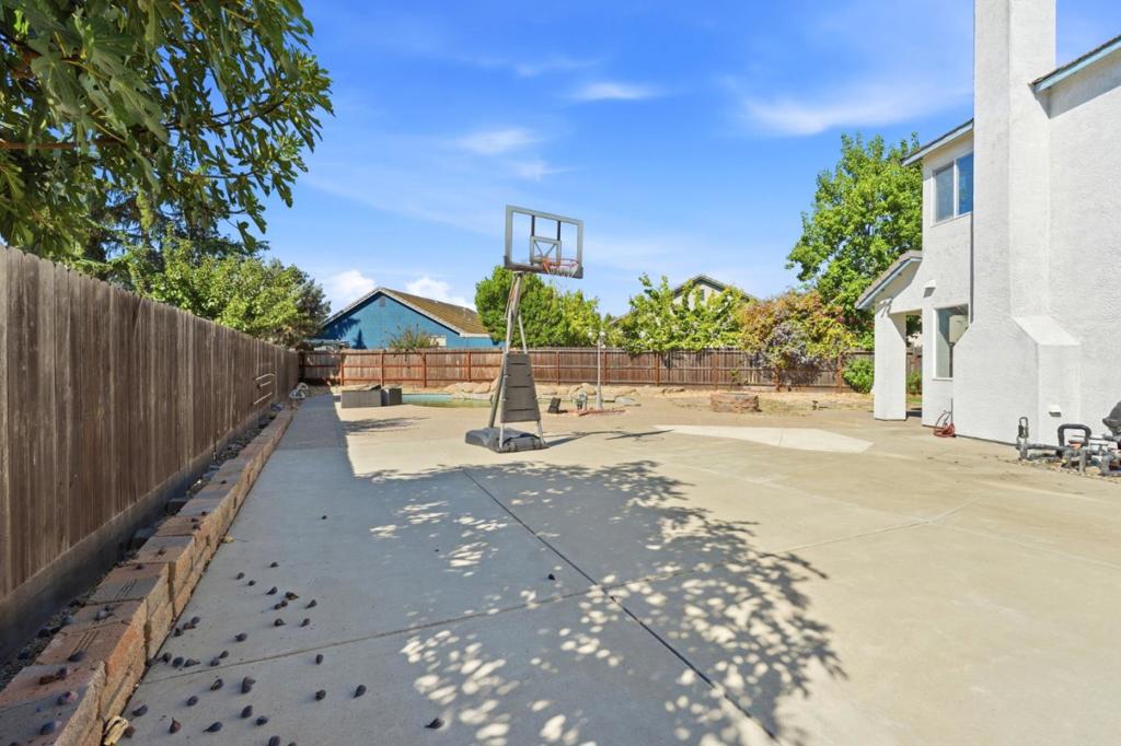 1901 Lauritson Ln, Manteca, CA 95336