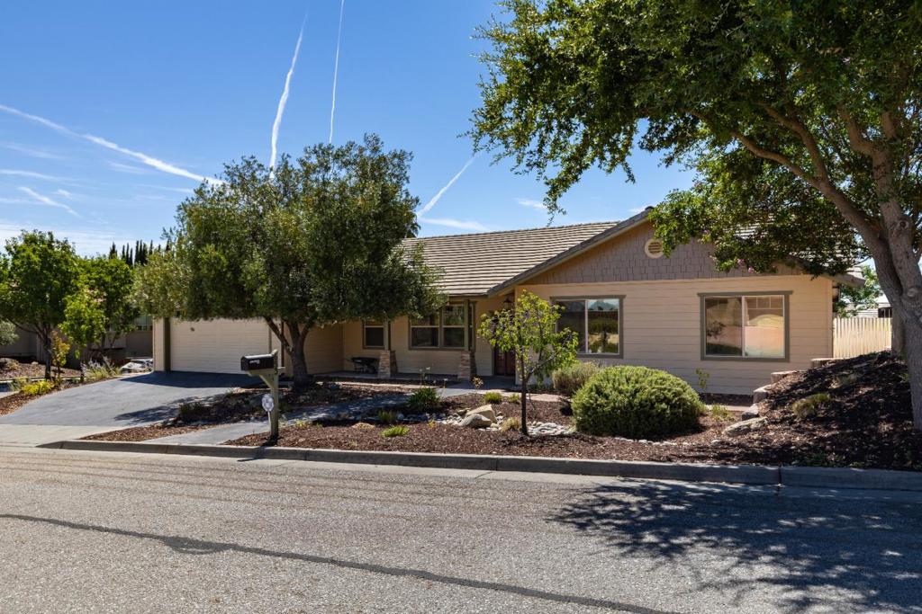 653 Red Cloud Rd, Paso Robles, CA 93446