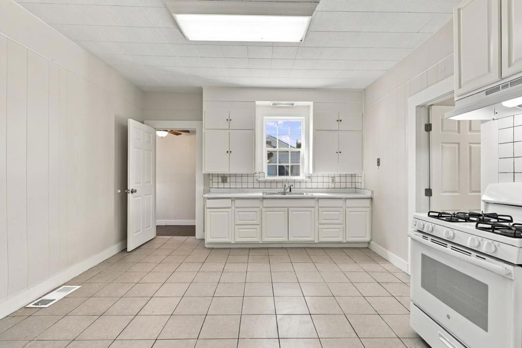 307 West Ave, Gustine, CA 95322