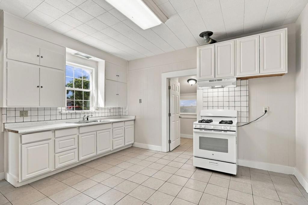 307 West Ave, Gustine, CA 95322