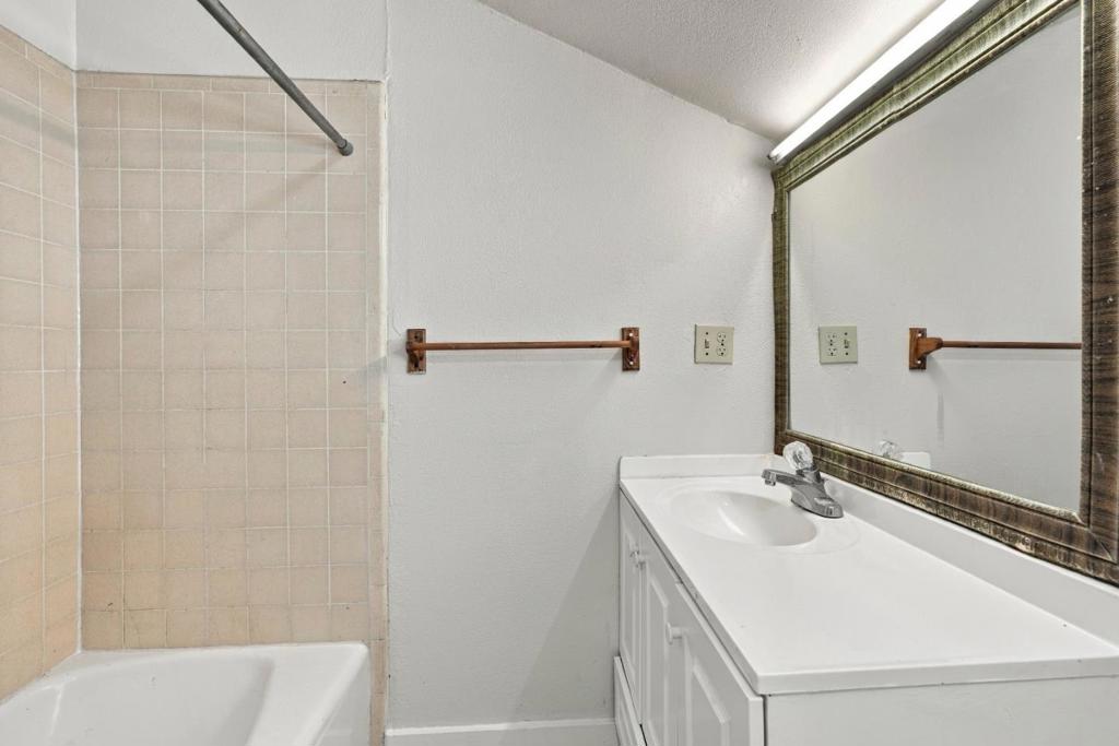 307 West Ave, Gustine, CA 95322