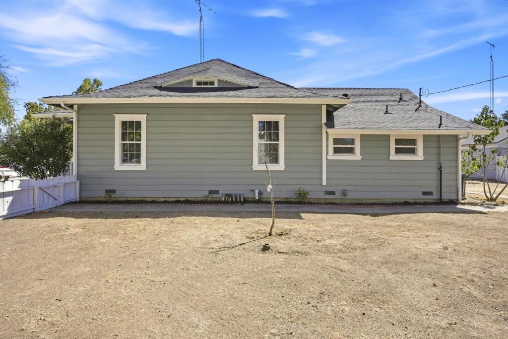 307 West Ave, Gustine, CA 95322